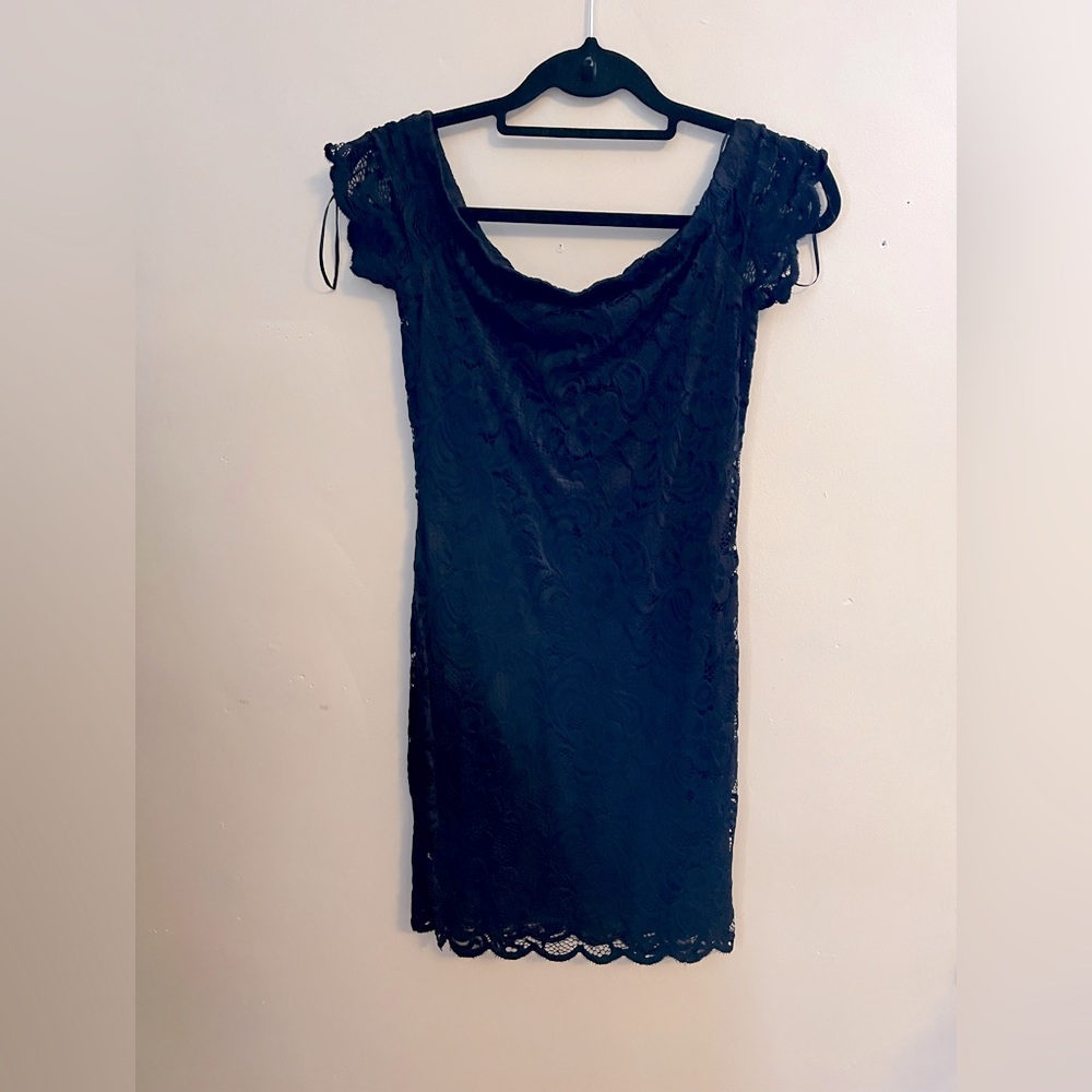 Gorgeous bodycon lace dress. Excellent condition, smoke free home.❤️